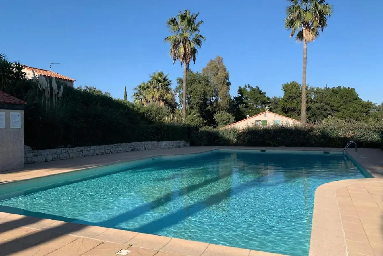 Petite Maison Dans Residence Avec Piscine Cogolin